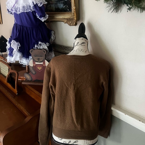 Womens Baby Alpaca Link
Stitch V-Neck Sweater in Camel
Size M 228.00 - Picture 3 of 6